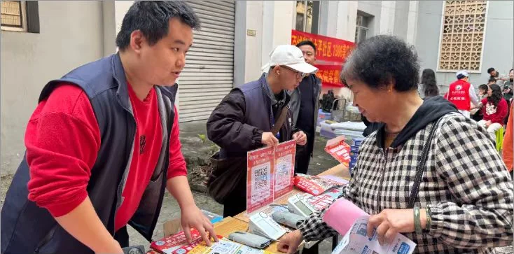 工作人员与居民交流服务需求